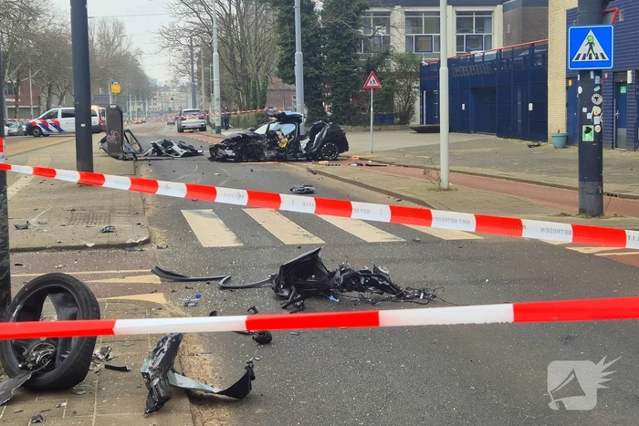 Voertuig crasht na achtervolging, politie zoekt voortvluchtige