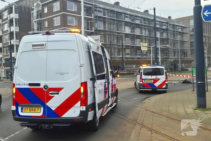 Voertuig crasht na achtervolging, politie zoekt voortvluchtige