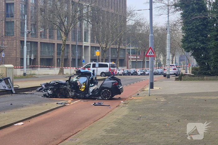 Voertuig crasht na achtervolging, politie zoekt voortvluchtige