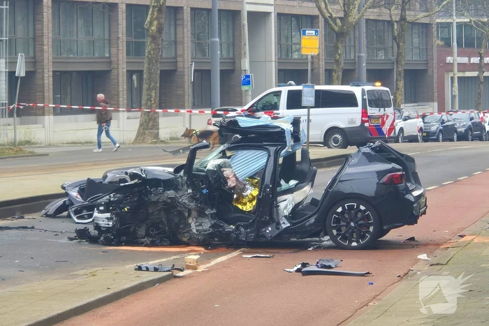 Voertuig crasht na achtervolging, politie zoekt voortvluchtige