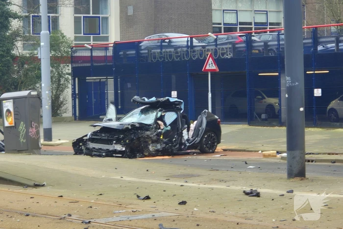 Voertuig crasht na achtervolging, politie zoekt voortvluchtige