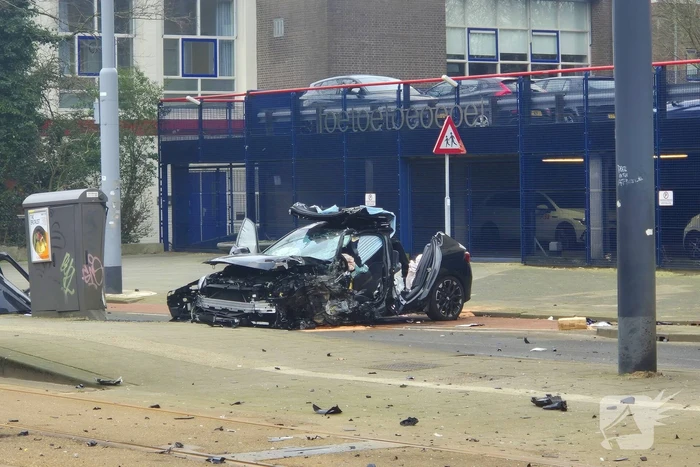Voertuig crasht na achtervolging, politie zoekt voortvluchtige