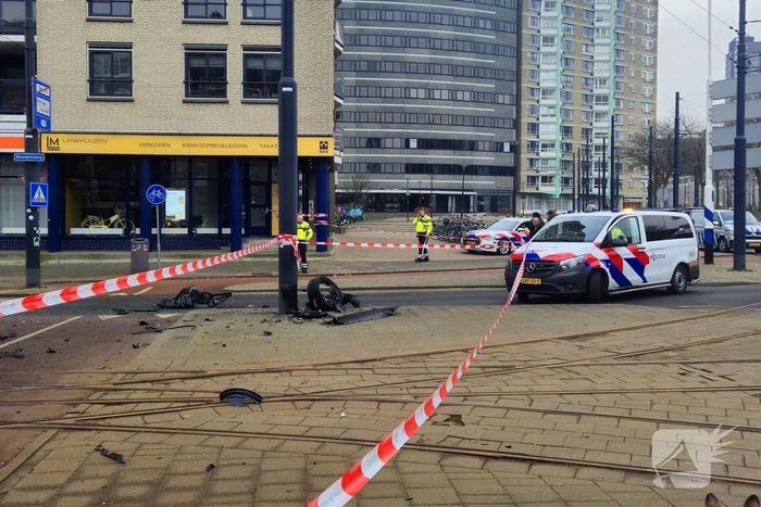 Voertuig crasht na achtervolging, politie zoekt voortvluchtige