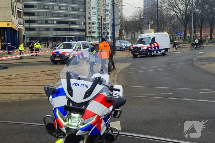 Voertuig crasht na achtervolging, politie zoekt voortvluchtige