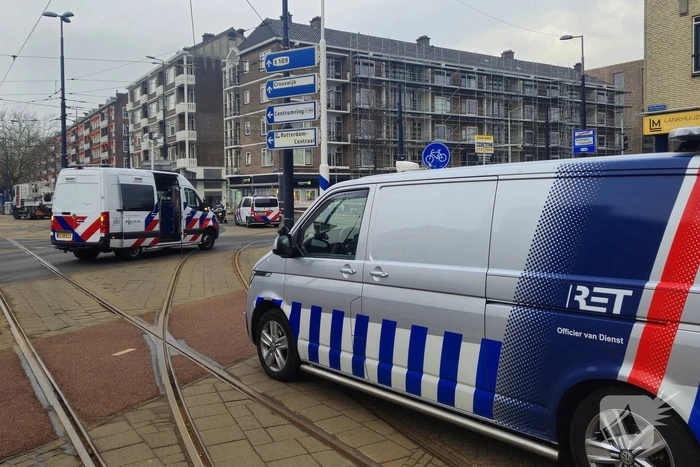 Voertuig crasht na achtervolging, politie zoekt voortvluchtige