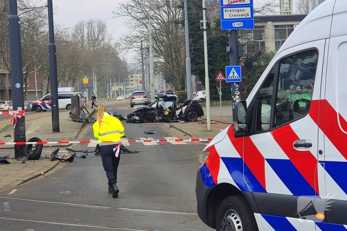 Voertuig crasht na achtervolging, politie zoekt voortvluchtige