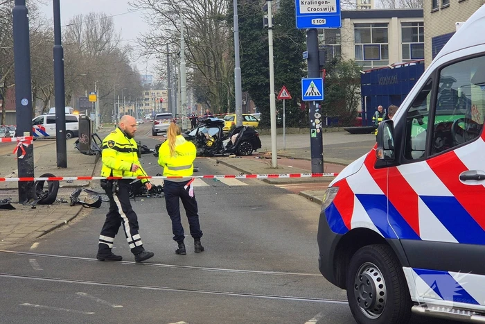 Voertuig crasht na achtervolging, politie zoekt voortvluchtige