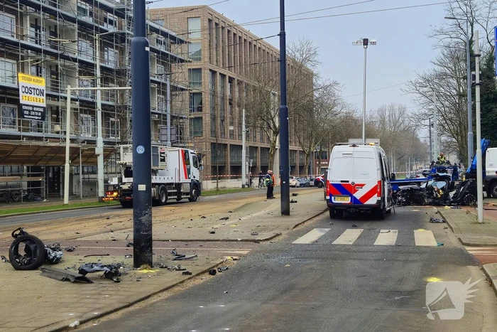 Voertuig crasht na achtervolging, politie zoekt voortvluchtige