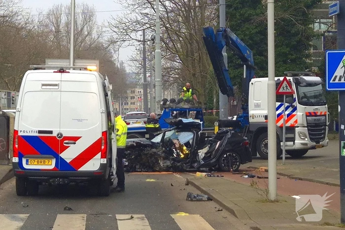 Voertuig crasht na achtervolging, politie zoekt voortvluchtige