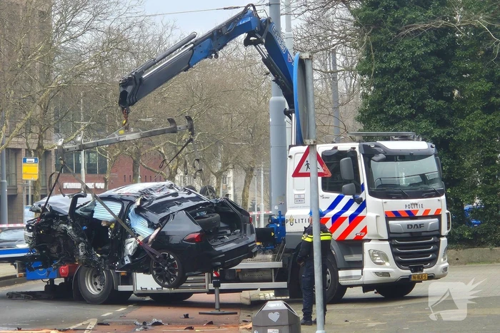 Voertuig crasht na achtervolging, politie zoekt voortvluchtige