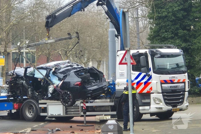 Voertuig crasht na achtervolging, politie zoekt voortvluchtige