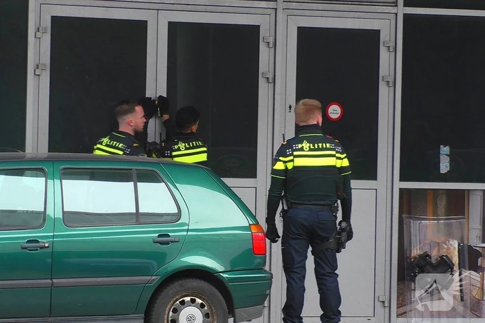 Politie treedt kantoorgebouw binnen na melding inbraak