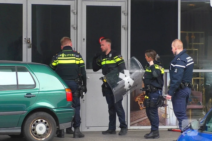 Politie treedt kantoorgebouw binnen na melding inbraak