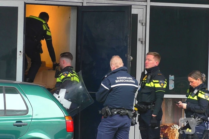 Politie treedt kantoorgebouw binnen na melding inbraak