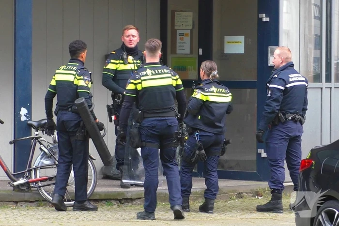 Politie treedt kantoorgebouw binnen na melding inbraak