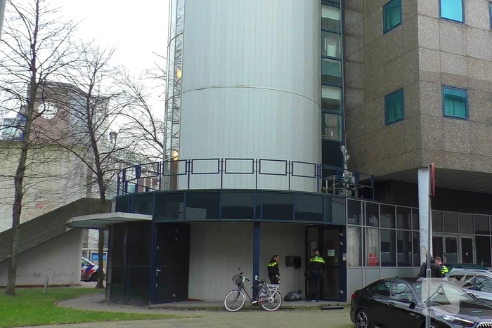 Politie treedt kantoorgebouw binnen na melding inbraak