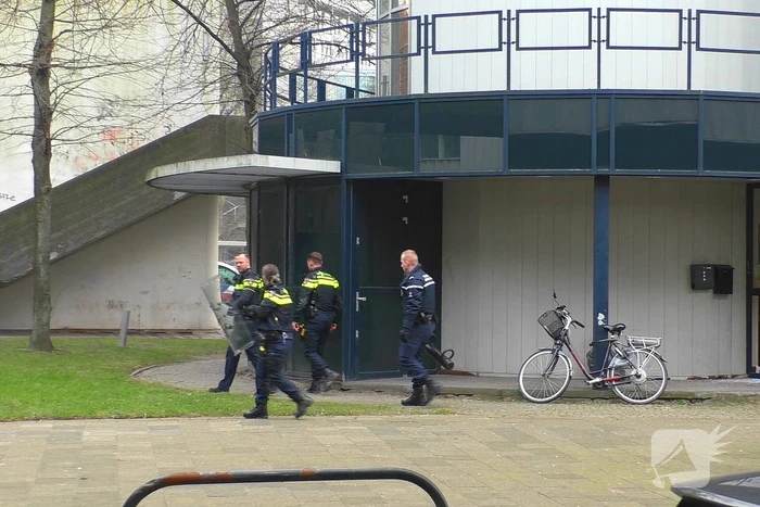 Politie treedt kantoorgebouw binnen na melding inbraak