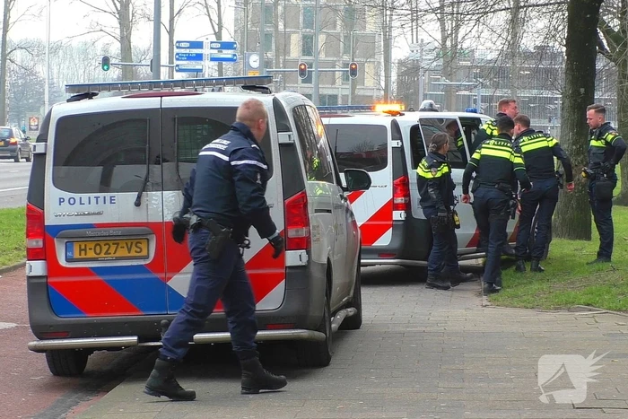 Politie treedt kantoorgebouw binnen na melding inbraak