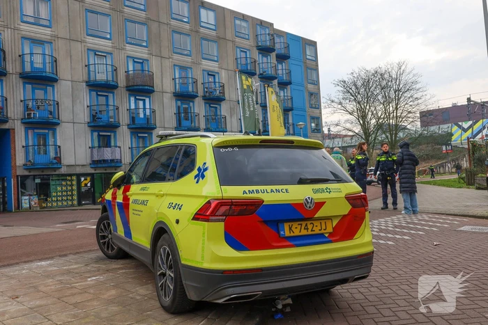 Traumateam ingezet voor persoon die van hoogte valt, politie doet onderzoek