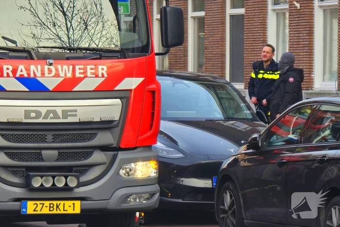 Man gooit voorwerpen van dak, politie team haalt man van dak