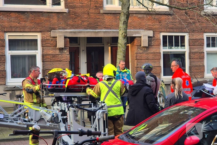 Man gooit voorwerpen van dak, politie team haalt man van dak