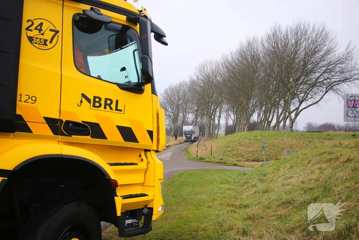 Vrachtwagenchauffeur rijdt zichzelf vast op fietspad