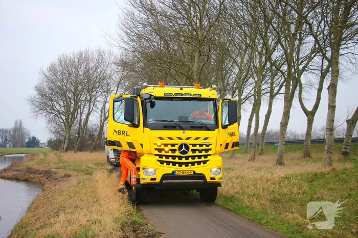 Vrachtwagenchauffeur rijdt zichzelf vast op fietspad