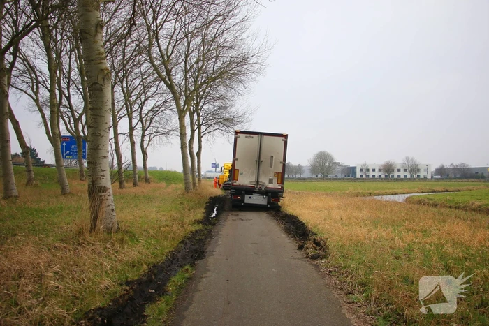 Vrachtwagenchauffeur rijdt zichzelf vast op fietspad