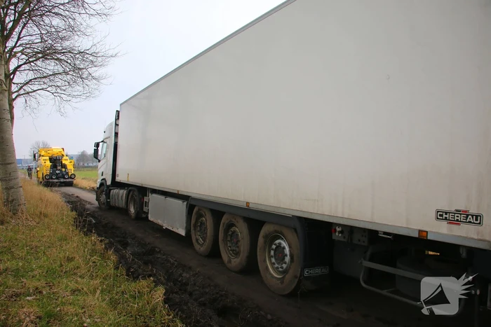 Vrachtwagenchauffeur rijdt zichzelf vast op fietspad