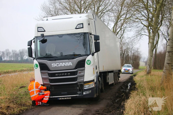 Vrachtwagenchauffeur rijdt zichzelf vast op fietspad