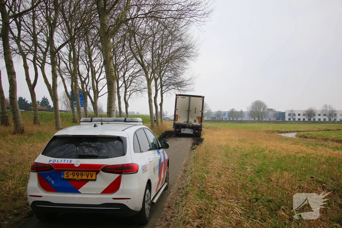 Vrachtwagenchauffeur rijdt zichzelf vast op fietspad
