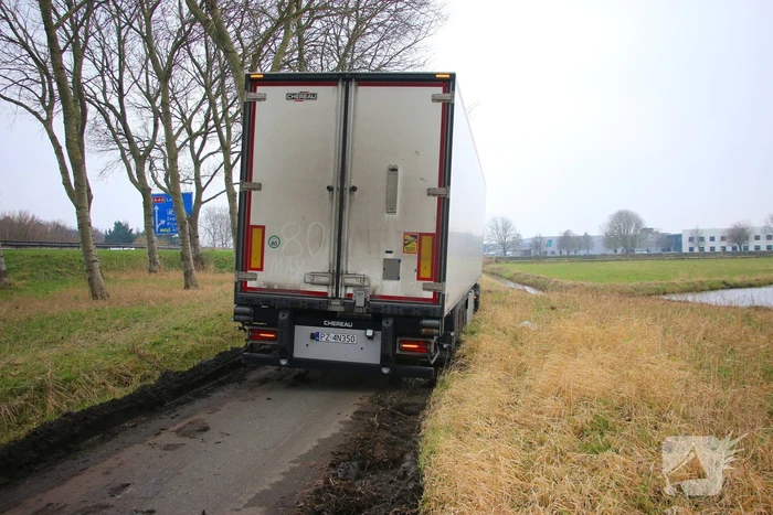 Vrachtwagenchauffeur rijdt zichzelf vast op fietspad