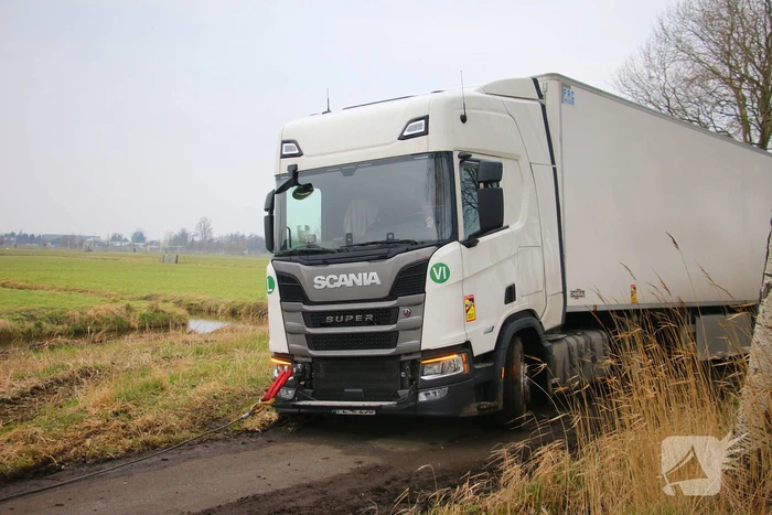 Vrachtwagenchauffeur rijdt zichzelf vast op fietspad