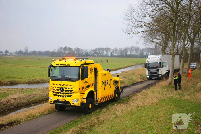 Vrachtwagenchauffeur rijdt zichzelf vast op fietspad