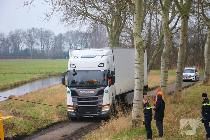 Vrachtwagenchauffeur rijdt zichzelf vast op fietspad