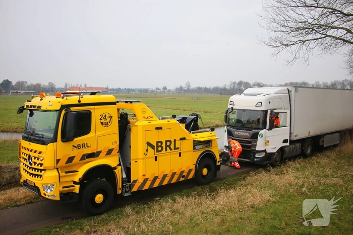 Vrachtwagenchauffeur rijdt zichzelf vast op fietspad