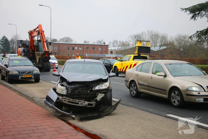 Twee gewonden bij botsing, weg tijdelijk afgesloten