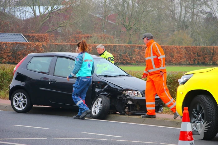 Twee gewonden bij botsing, weg tijdelijk afgesloten