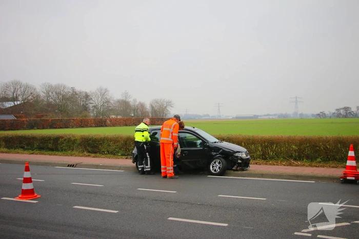 Twee gewonden bij botsing, weg tijdelijk afgesloten