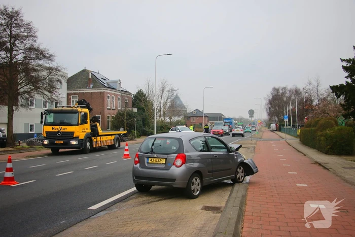 Twee gewonden bij botsing, weg tijdelijk afgesloten