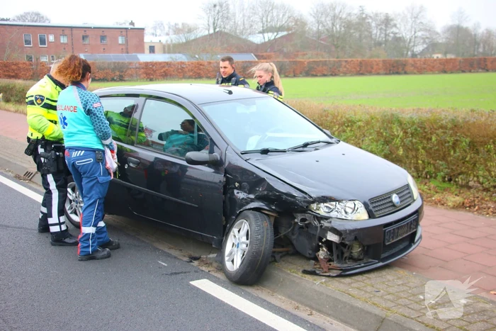 Twee gewonden bij botsing, weg tijdelijk afgesloten