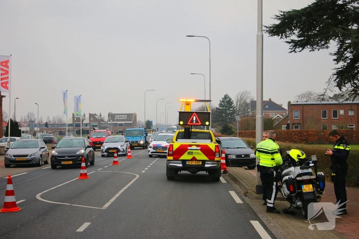 Twee gewonden bij botsing, weg tijdelijk afgesloten