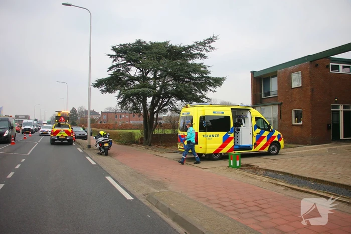 Twee gewonden bij botsing, weg tijdelijk afgesloten