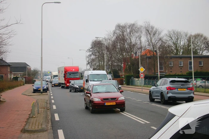 Twee gewonden bij botsing, weg tijdelijk afgesloten