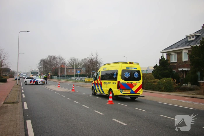 Twee gewonden bij botsing, weg tijdelijk afgesloten
