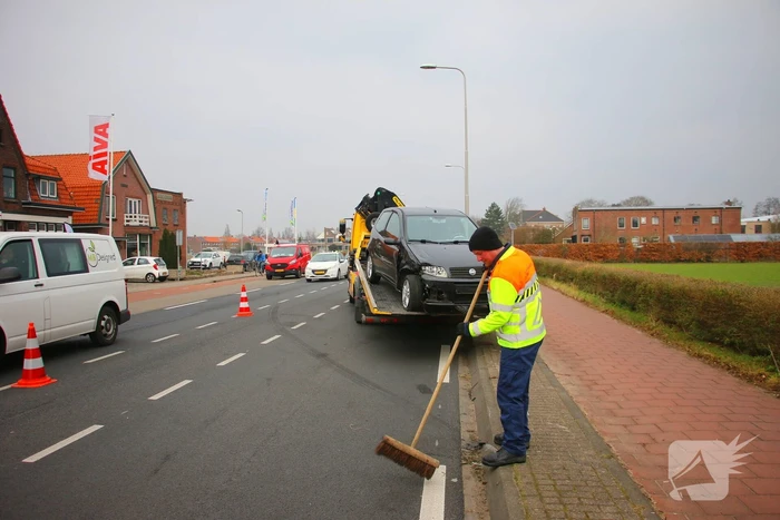 Twee gewonden bij botsing, weg tijdelijk afgesloten