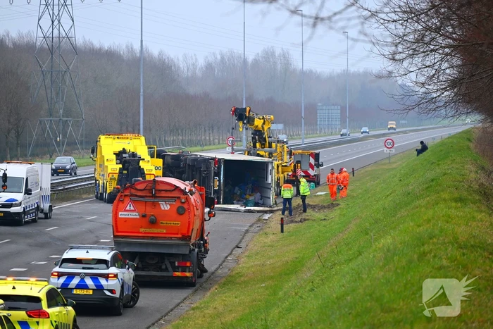 Poffertjes en bami over de weg door gekantelde vrachtwagen