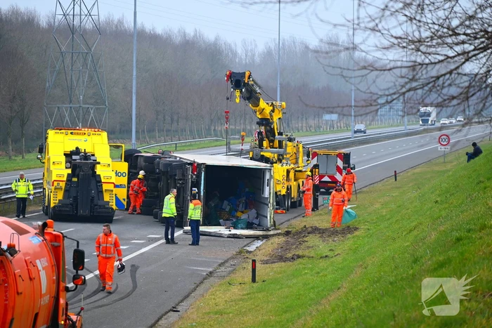 Poffertjes en bami over de weg door gekantelde vrachtwagen