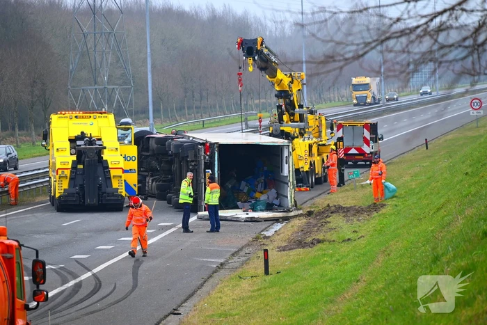 Poffertjes en bami over de weg door gekantelde vrachtwagen