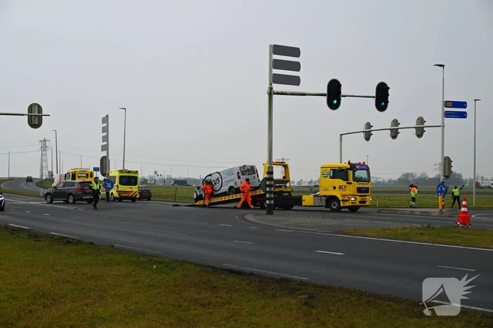 Bestelbus en personenwagen botsen op kruising